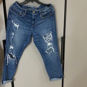 AMERICAN EAGLE DISTRESSED CAPRI JEANS